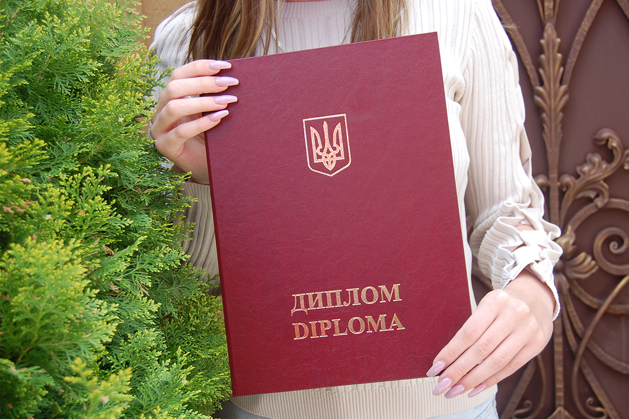 Червона обкладинка для вручення Диплома